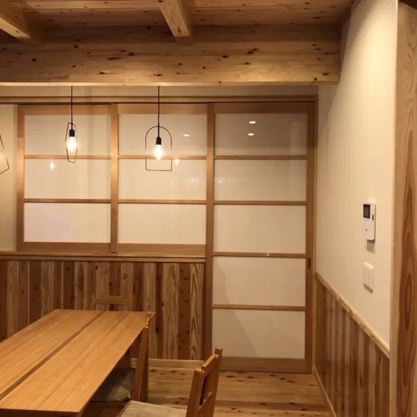 L字型造作キッチンと梁見せ・建具のある家の現場写真