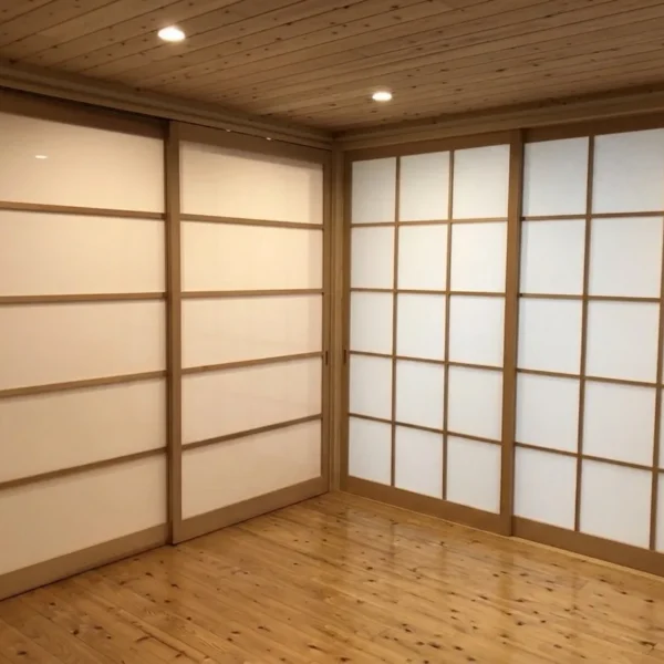 L字型造作キッチンと梁見せ・建具のある家の現場写真